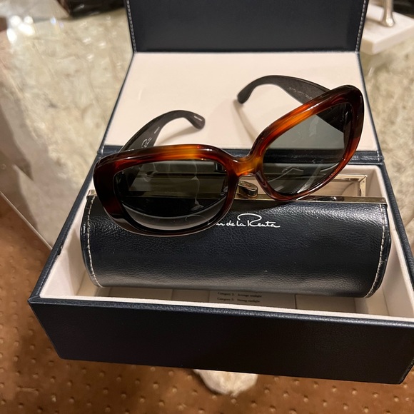 Oscar De la Renta wood frame sunglasses comes storage box & case with brown tint - Picture 2 of 9